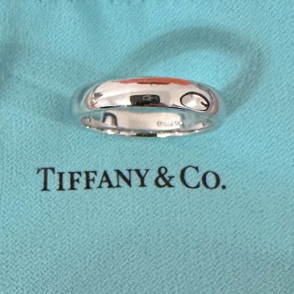 Preowned Tiffany and co “Tiffany forever” platinum wedding band 4.5mm